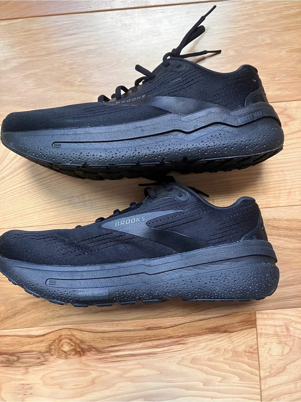 Brooks Ghost Max 2 Black Size 10.5 wide 42.5